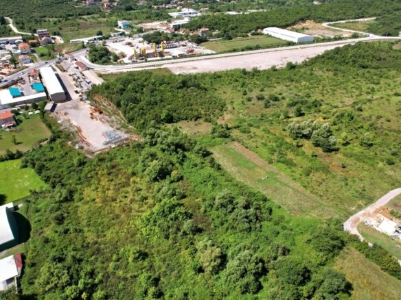 Urbanizovan plac u Lastvi Grbaljskoj, Budva — fotografija 8