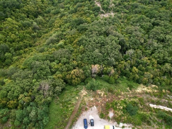 Neurbanizovan plac u Markovićima, Budva — fotografija 2