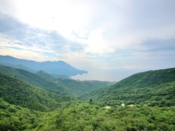 Neurbanizovan plac u Markovićima, Budva — fotografija 3