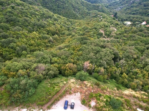 Neurbanizovan plac u Markovićima, Budva — fotografija 4