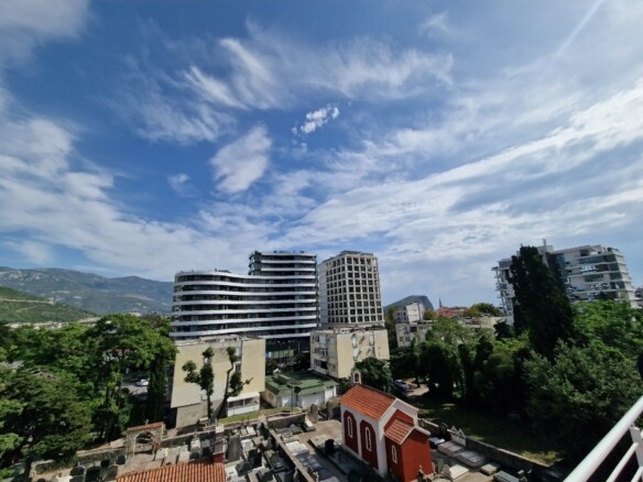 Dvosoban stan sa terasom u centru Budve — fotografija 3