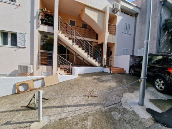 Dvosoban stan sa terasom u centru Budve — fotografija 6