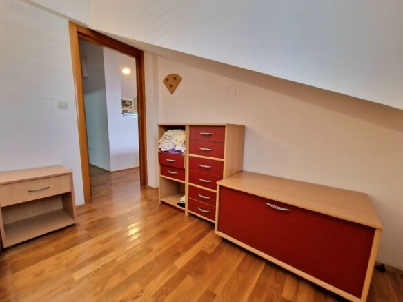 Dvosoban stan sa terasom u centru Budve — fotografija 13