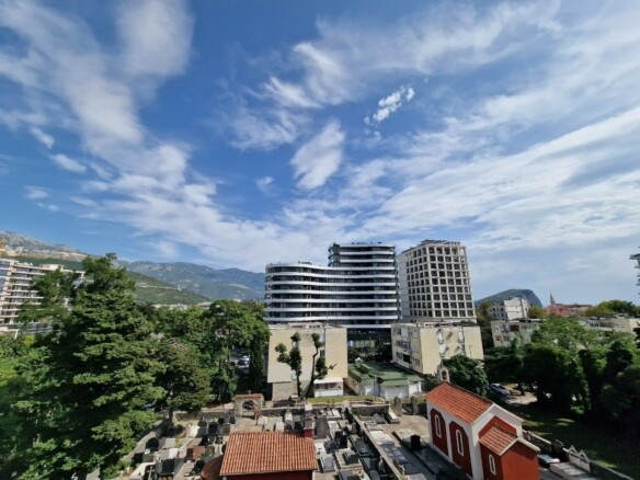 Dvosoban stan sa terasom u centru Budve — fotografija 16