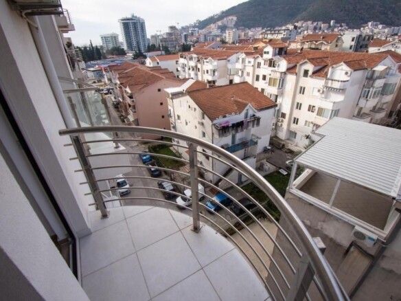 Jednosoban stan sa garažnim mjestom u centru Budve — fotografija 2
