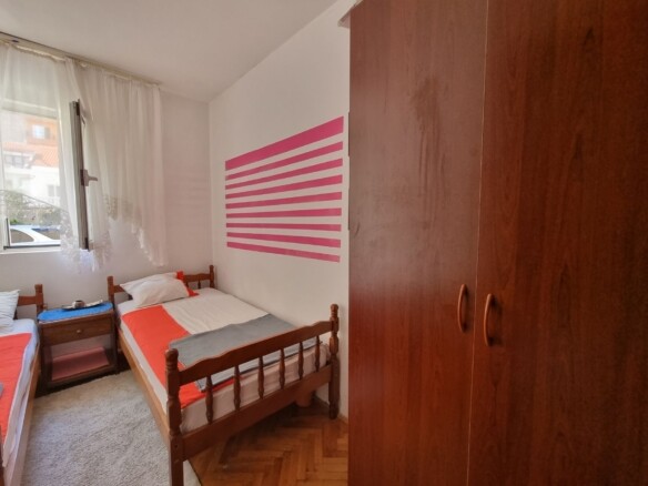 Dvosoban stan sa dvorištem u Budvi — fotografija 9