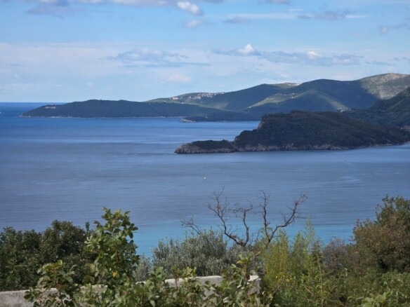 Urbanizovan plac s pogledom na more, Blizikuće, Budva — fotografija 2