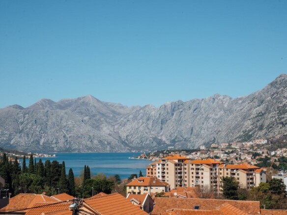Kuća sa dvorištem u Škaljarima, Kotor — fotografija 2