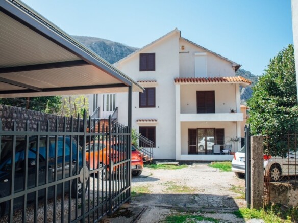 Kuća sa dvorištem u Škaljarima, Kotor — fotografija 3