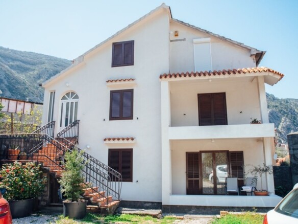 Kuća sa dvorištem u Škaljarima, Kotor — fotografija 4