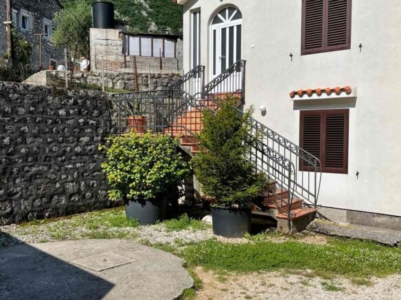 Kuća sa dvorištem u Škaljarima, Kotor — fotografija 5