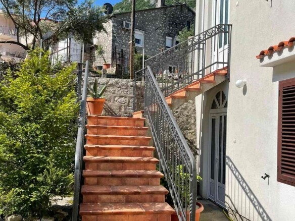 Kuća sa dvorištem u Škaljarima, Kotor — fotografija 6