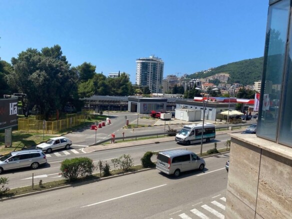 Dvosoban stan u centru Budve — fotografija 6