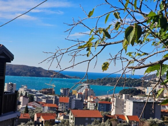 Plac sa pogledom na more u Bečićima, Budva — fotografija 2