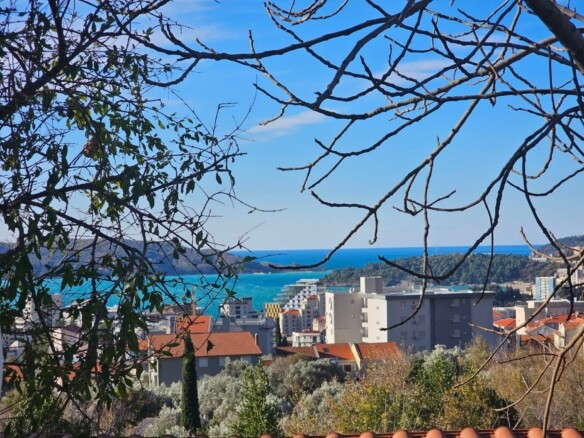 Plac sa pogledom na more u Bečićima, Budva — fotografija 15