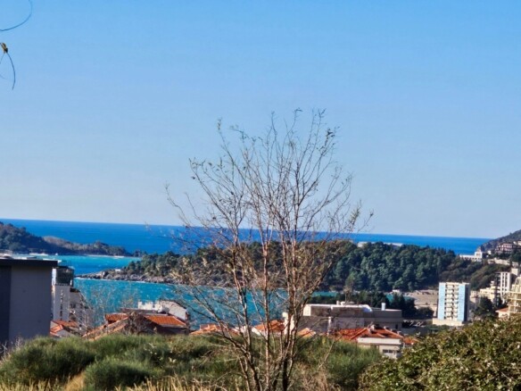 Urbanizovan plac sa pogledom na more u Bečićima, Budva — fotografija 2