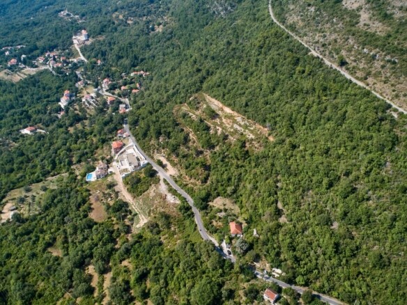 Građevinski plac u Kavaču, Kotor — fotografija 2