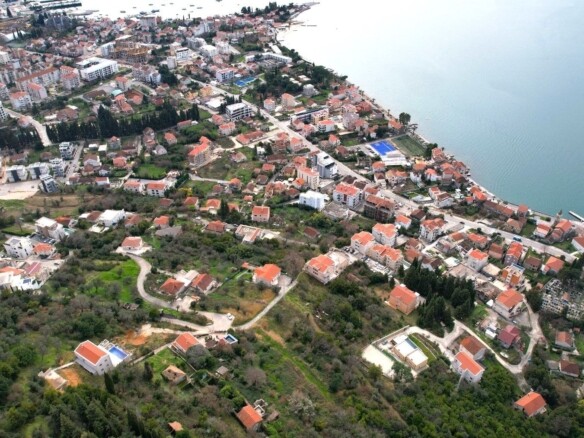 Urbanizovan plac sa pogledom na more, Donja Lastva, Tivat — fotografija 2