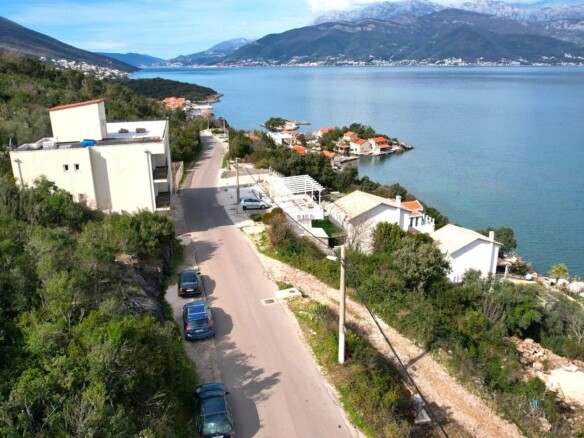 Plac sa pogledom na more u Radovićima, Tivat — fotografija 4