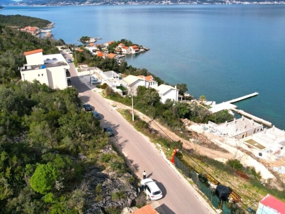 Plac sa pogledom na more u Radovićima, Tivat — fotografija 7