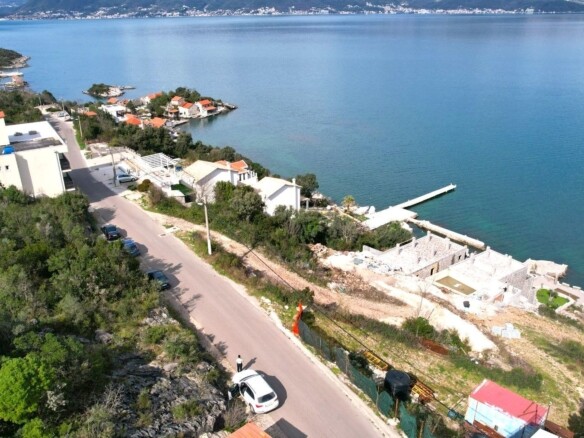 Plac sa pogledom na more u Radovićima, Tivat — fotografija 9