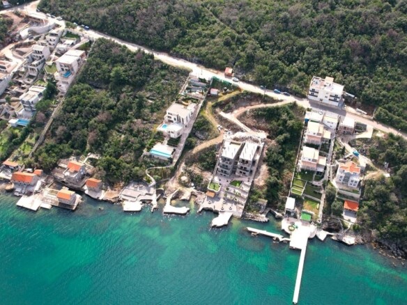 Plac sa pogledom na more u Radovićima, Tivat — fotografija 14