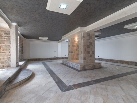 Renoviran poslovni prostor u centru Herceg Novog — fotografija 4