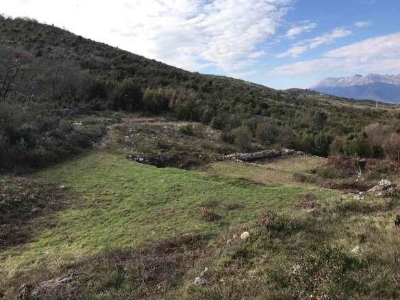 Urbanizovan plac sa pogledom na Tivatski zaliv, Lješevići, Kotor — fotografija 2