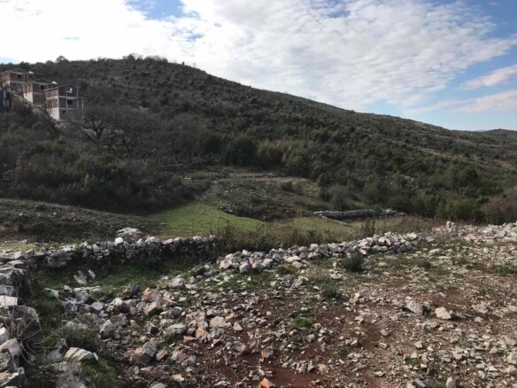Urbanizovan plac sa pogledom na Tivatski zaliv, Lješevići, Kotor — fotografija 3