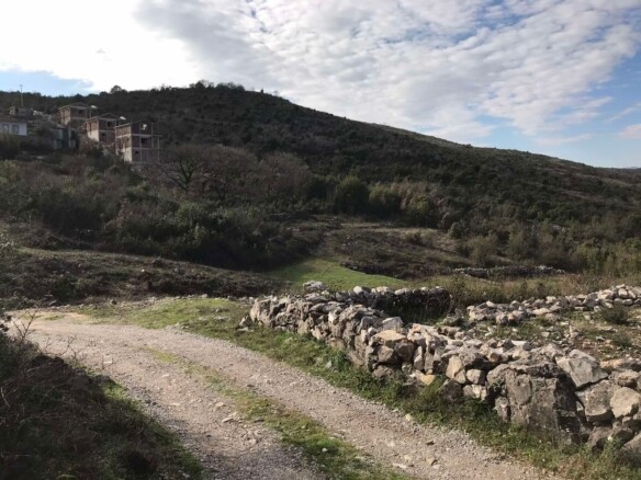Urbanizovan plac sa pogledom na Tivatski zaliv, Lješevići, Kotor — fotografija 4