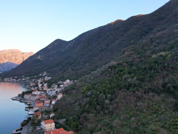 Plac na prvoj liniji do mora u Stolivu, Kotor — fotografija 2