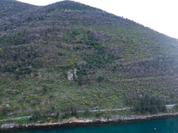Plac na prvoj liniji do mora u Stolivu, Kotor — fotografija 4
