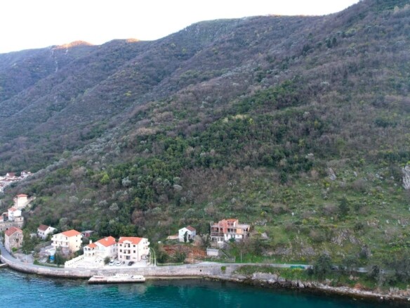 Plac na prvoj liniji do mora u Stolivu, Kotor — fotografija 7