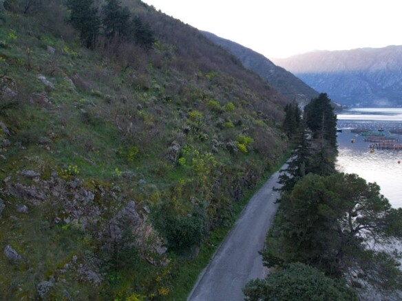 Plac na prvoj liniji do mora u Stolivu, Kotor — fotografija 11