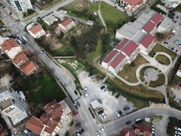 Neurbanizovan plac u centru Budve — fotografija 3