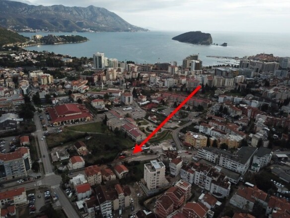 Neurbanizovan plac u centru Budve — fotografija 4