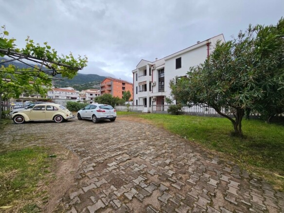 Dvosoban stan sa parking mjestom u Rozinu, Budva — fotografija 19