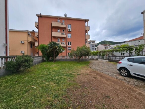 Dvosoban stan sa parking mjestom u Rozinu, Budva — fotografija 20