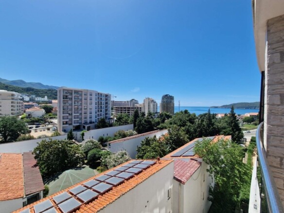 Trosoban stan sa pogledom na more u Bečićima, Budva — fotografija 2