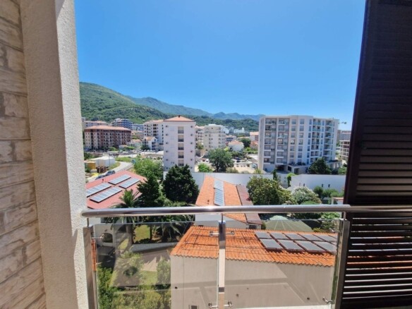 Trosoban stan sa pogledom na more u Bečićima, Budva — fotografija 9