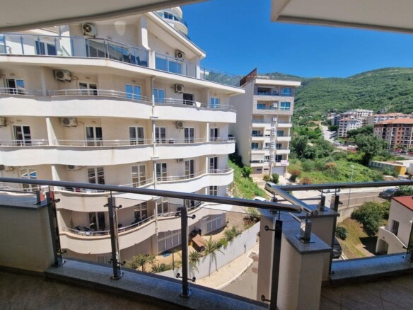 Trosoban stan sa pogledom na more u Bečićima, Budva — fotografija 12