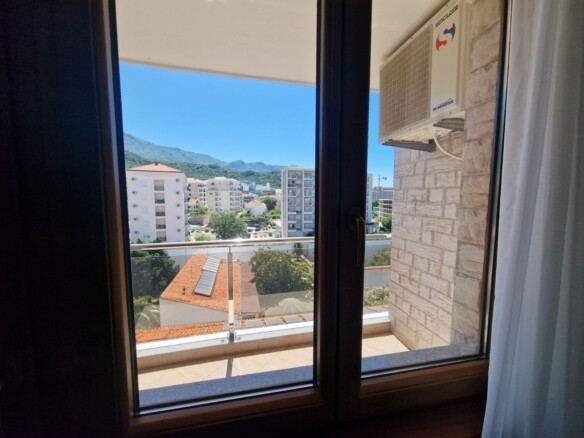 Trosoban stan sa pogledom na more u Bečićima, Budva — fotografija 13