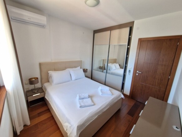 Trosoban stan sa pogledom na more u Bečićima, Budva — fotografija 14
