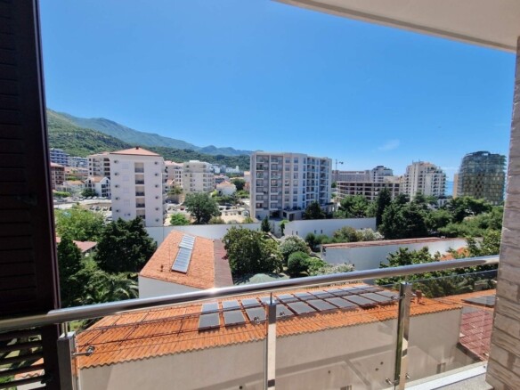 Trosoban stan sa pogledom na more u Bečićima, Budva — fotografija 16