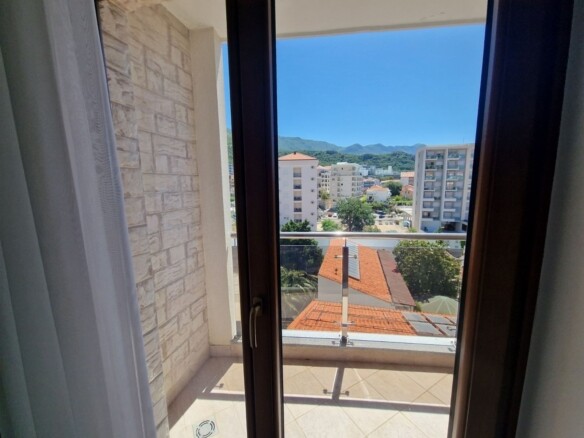 Trosoban stan sa pogledom na more u Bečićima, Budva — fotografija 17