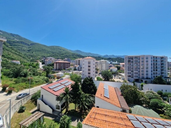 Trosoban stan sa pogledom na more u Bečićima, Budva — fotografija 18