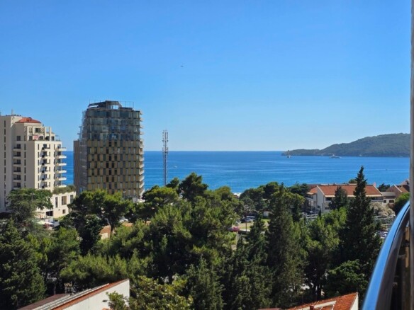 Trosoban stan sa pogledom na more, Bečići, Budva — fotografija 2