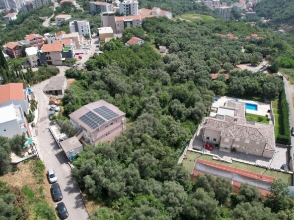 Plac sa pogledom na more u Bečićima, Budva — fotografija 2