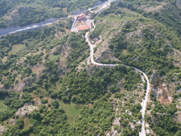 Plac od 28.500 m² kod Cetinja — fotografija 2