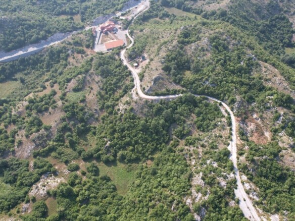 Plac od 28.500 m² kod Cetinja — fotografija 3